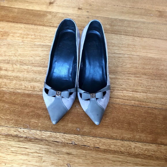 Tory Burch taupe suede look fabric and patent leather heels - Picture 3 of 10